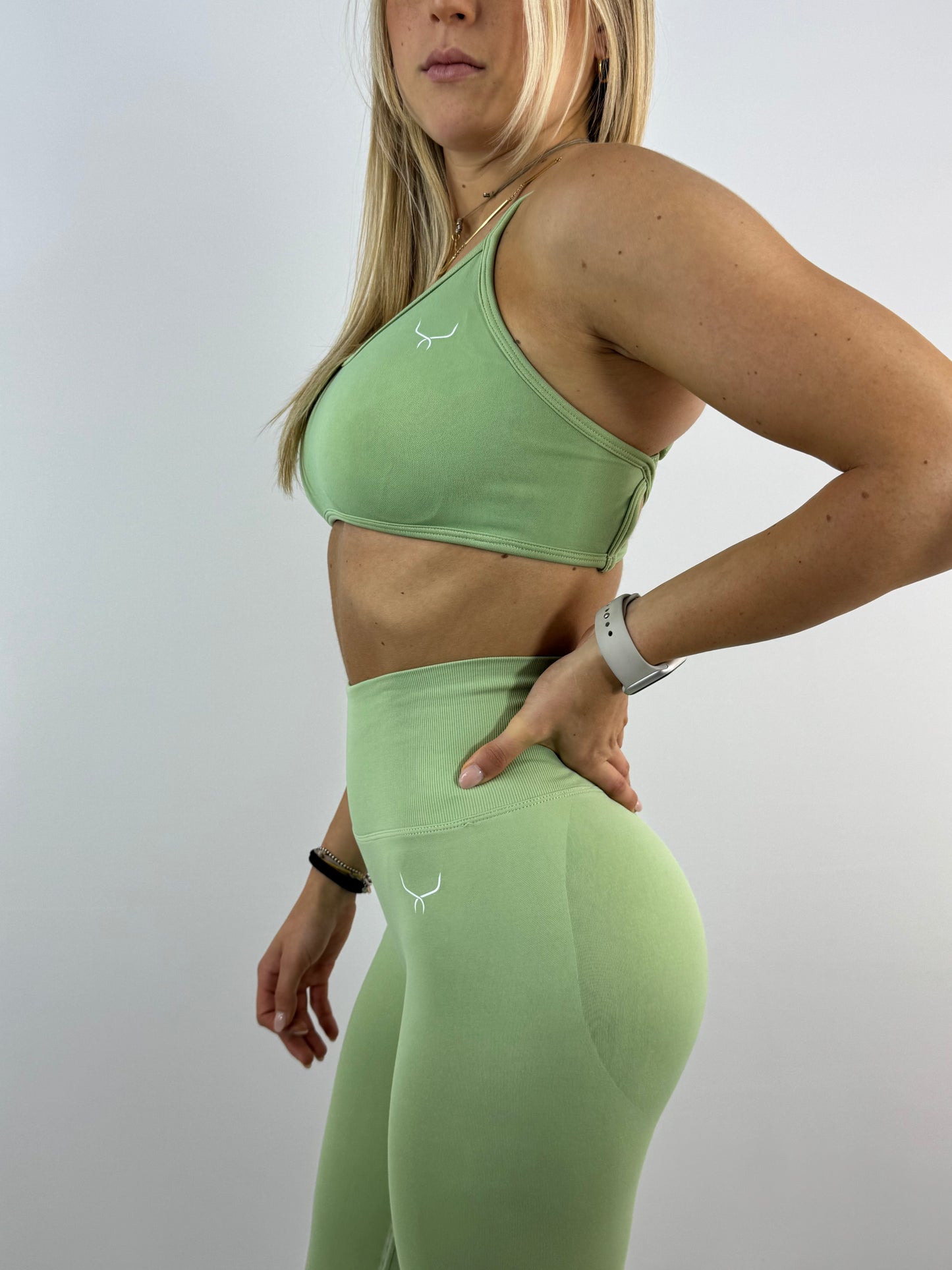 Dynamic crossed leggings